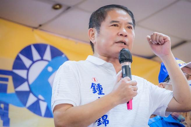 苗栗县长候选人锺东锦指控对手徐定祯阵营散发的文宣不实。（锺东锦竞总提供／谢明俊苗栗传真）
