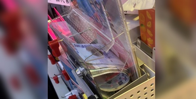 有民眾目击便利商店的捐款箱居然有厚厚一迭千元大钞，感动地说「替这个社会谢谢你」。（图／翻摄自爆废公社公开版）