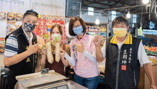 无党籍市议员王朝坤昨日陪同邱爱珊，在后里市区内扫街拜票。（邱爱珊竞总提供）