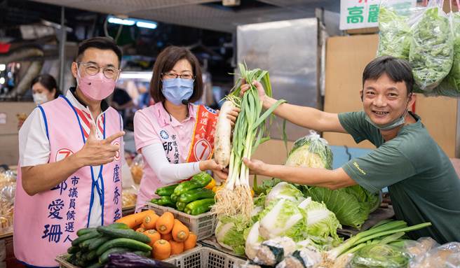 国民党立委江启臣昨天下午，陪同邱爱珊拜访黄昏市场。（邱爱珊竞总提供）