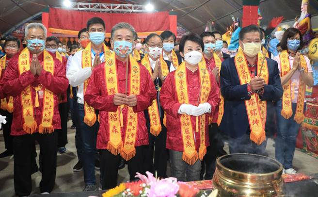 邱爱珊（右）昨晚与市长卢秀燕，一同参加镇清宫祈安三朝圆醮仪式。（邱爱珊竞总提供）