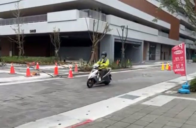 广慈停车场路面地砖碰撞声扰邻。（截图翻拍）