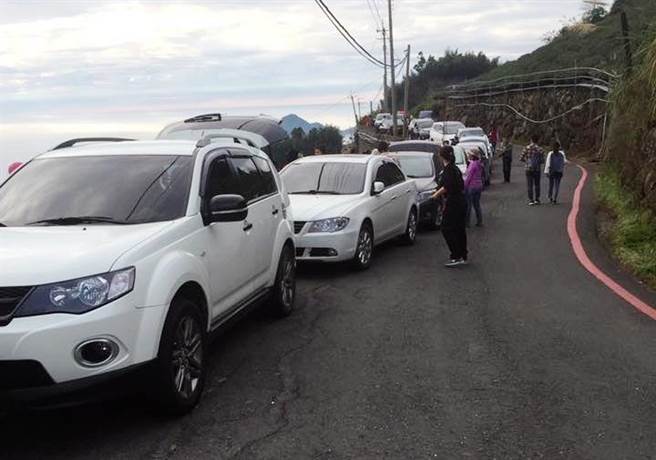 部分游客为图方便，径行将车辆停在车道上，导致往来车辆会车困难。（读者提供∕吕妍庭嘉义传真）