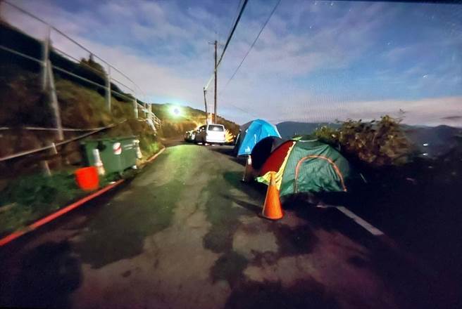 琉璃光季节一到，顶石棹周边道路违停严重，甚至出现民眾在狭小道路旁露营、垃圾乱丢等诸多乱象，惹出民怨。（读者提供∕吕妍庭嘉义传真）