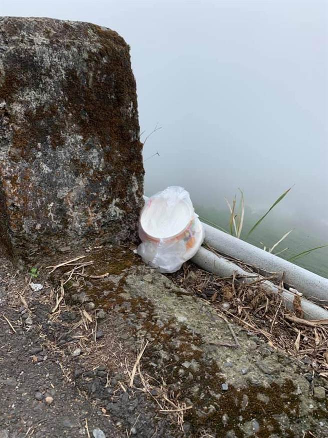 琉璃光季节一到，顶石棹开始出现垃圾乱丢等诸多乱象，惹出民怨。（读者提供∕吕妍庭嘉义传真）