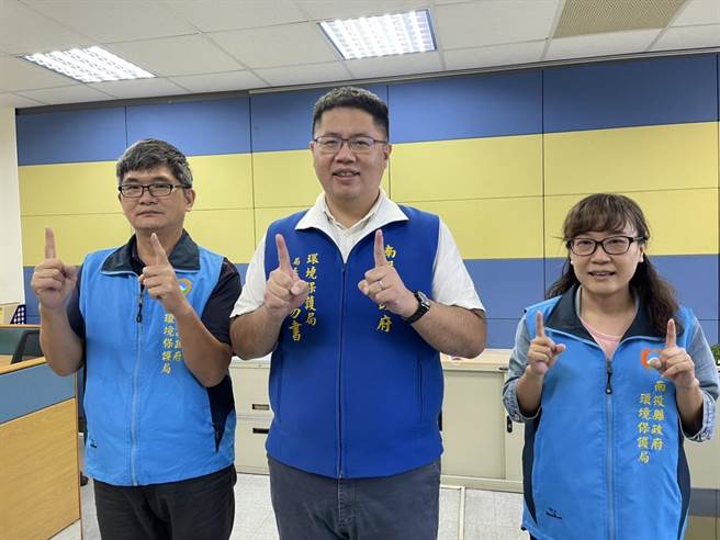 南投县环保局长李易书（中），邀请民眾参加环保音乐会。（南投县政府提供／廖志晃南投传真）