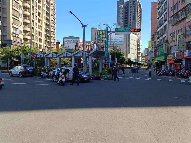 郭姓男子骑车上班不慎自撞分隔岛，送医急救后宣告不治。（图／警方提供）