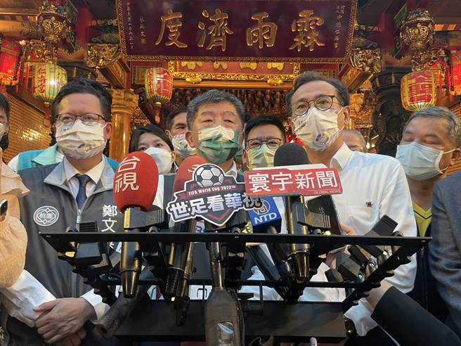 是否辞立委选市长？民进党桃园市长候选人郑运鹏(右)说，我的决心是参选后行程密度是对手好几倍。(吕筱蝉摄)