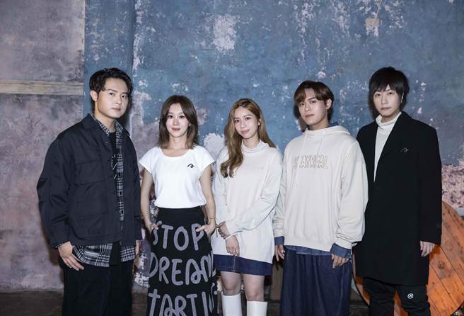 五月天阿信和告五人與白安組成限定樂團，演繹進化之中的赤子之心。STAYREAL 提供