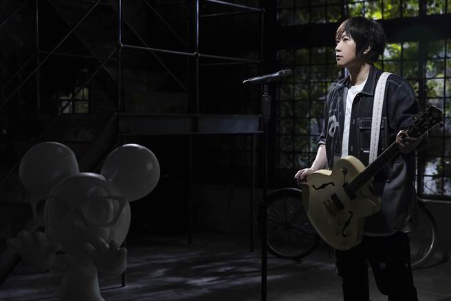 阿信特別將不二良創作的鼠小小運到MV拍攝現場，打造充滿STAYREAL元素的音樂與影像作品。STAYREAL 提供