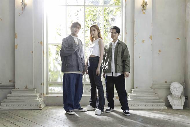 STAYREＡＬ主理人五月天阿信特別邀請「告五人」跨刀創作STAYREAL全新品牌形象主題曲。STAYREAL 提供