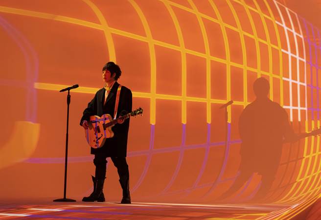 主題曲MV邀請黃中平執導，透過光影變幻展現STAYREAL求新求變的品牌樣貌。STAYREAL 提供