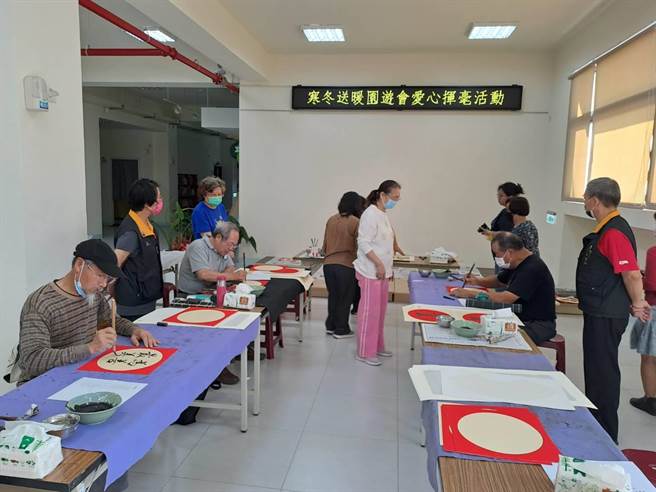 凡赞助一万元助学经费者，即可自行挑选锺爱的大师墨宝带回珍藏(图／金门家扶中心提供)