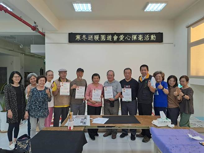 金门家扶中心致赠感谢状给充满爱心的五位书法大师，对他们的善举致上十二万分的谢意(图／金门家扶中心提供)