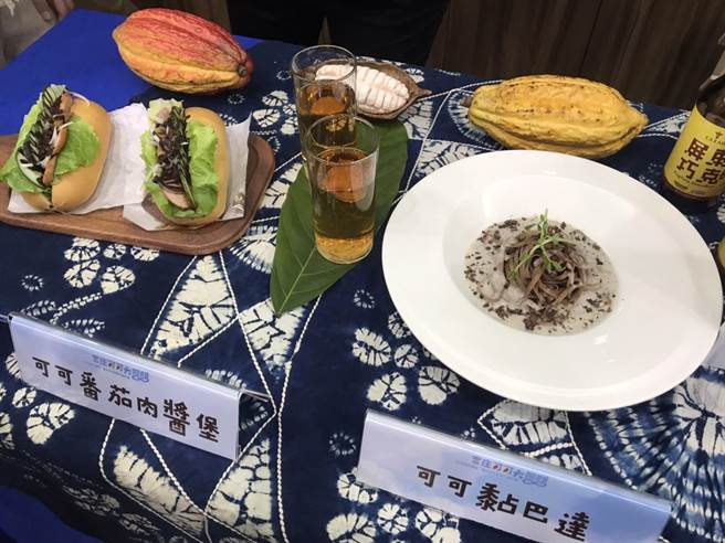 屏縣府推廣可可再進擊，推出可可客、中、英三語繪本《寶弟的可可之旅》，並配合繪本內容製出AR軟體。（謝佳潾攝）