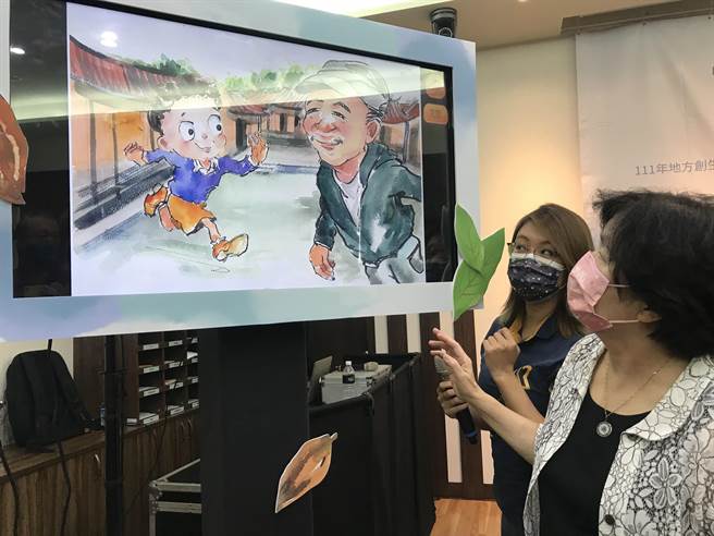 屏縣府推廣可可再進擊，推出可可客、中、英三語繪本《寶弟的可可之旅》，並配合繪本內容製出AR軟體。（謝佳潾攝）