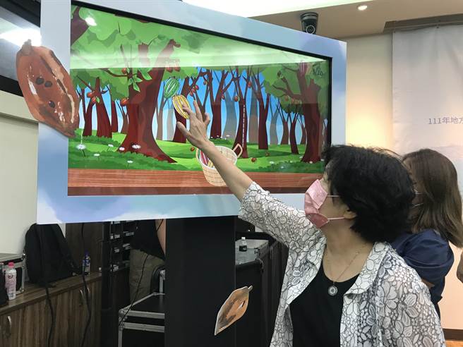 屏縣府推廣可可再進擊，推出可可客、中、英三語繪本《寶弟的可可之旅》，並配合繪本內容製出AR軟體。（謝佳潾攝）