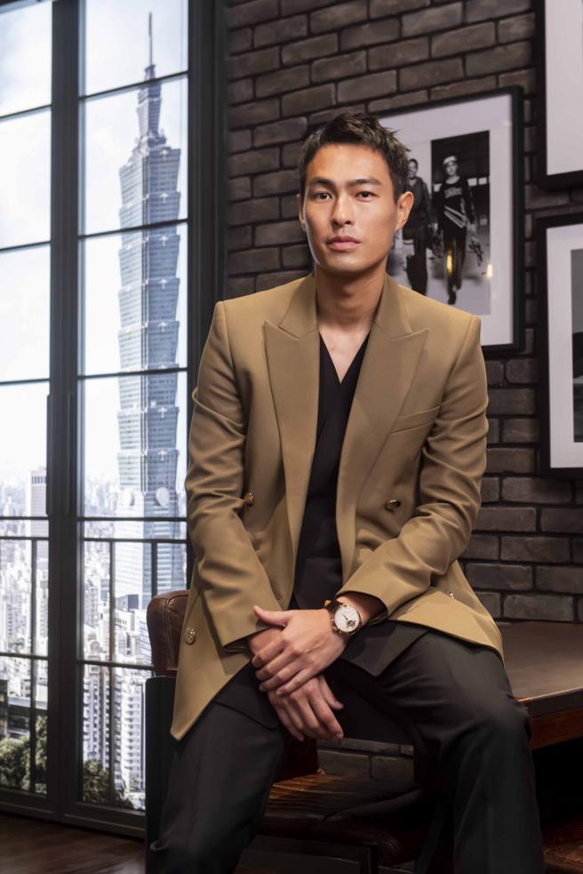 楊祐寧搶先佩戴全球首發、要價180萬元的百年靈Premeier系列紅金款陀飛輪計時碼表。（BREITLING提供）