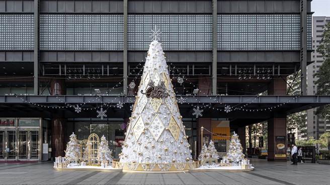 新光三越台中店在一楼水舞广场打造「魔幻森林、金灿耶诞城」10米高冰雪结晶的金灿耶诞树镶着奢华香槟金镂空菱格，华丽登场。（新光三越提供／冯惠宜台中传真）