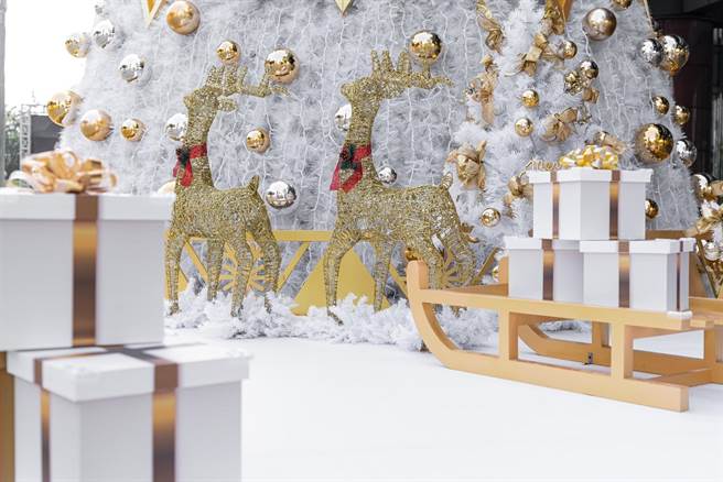 新光三越台中店在一楼水舞广场打造「魔幻森林、金灿耶诞城」，驾着雪橇的奇幻麋鹿穿梭在挂满星光串灯的圆拱幸福窗櫺与白雪森林中。（新光三越提供／冯惠宜台中传真）