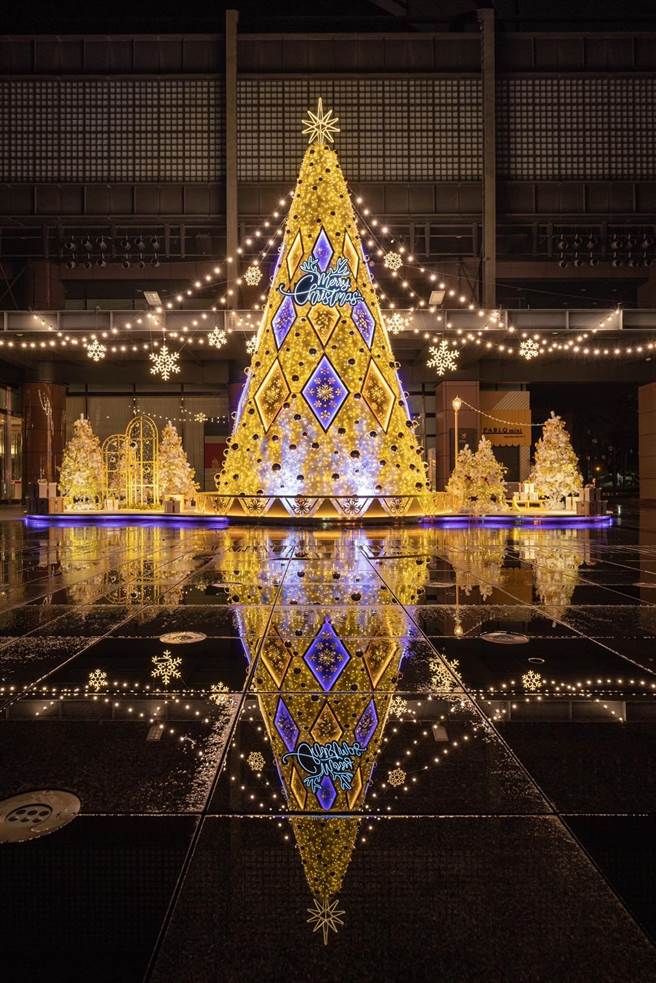 新光三越台中店在一楼水舞广场打造「魔幻森林、金灿耶诞城」10米高冰雪结晶的金灿耶诞树镶着奢华香槟金镂空菱格，在夜间闪耀。（新光三越提供／冯惠宜台中传真）