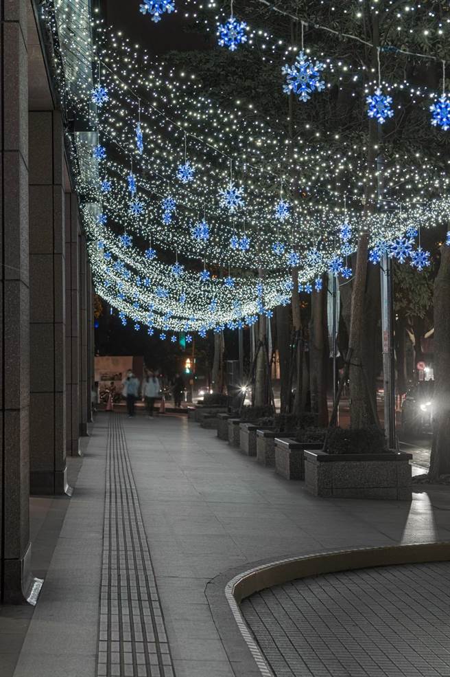 绵延12米的绝美冰蓝银河光廊，串联着万颗LED星空隧道灯海，尤如置身北欧冰雪梦幻场景。（新光三越提供／冯惠宜台中传真）