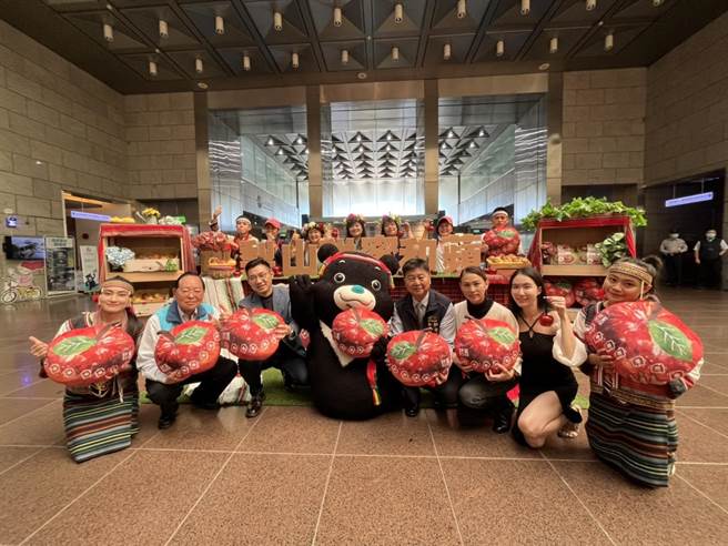 台中梨山蜜苹果获消费者青睐，和平区公所10日北上行销苹果，盼打通更多通路。（台中市和平区公所提供）