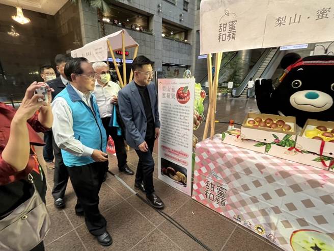 台中梨山蜜苹果获消费者青睐，和平区公所10日北上行销苹果，盼打通更多通路。（台中市和平区公所提供）