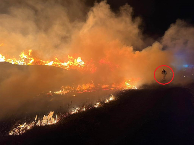 学甲区秀昌里一处垃圾场晚间冒出火烟，学甲消防分队抵达时，现场火势很大、浓烟密布。（读者提供／张毓翎台南传真）