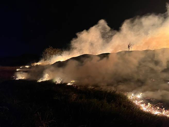 学甲区秀昌里一处垃圾场晚间冒出火烟，学甲消防分队抵达时，现场火势很大、浓烟密布。（读者提供／张毓翎台南传真）