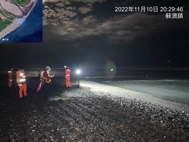 宜兰县南澳乡南澳溪出海口约100公尺处，今（10日）晚上7时许惊传1名捕鳗苗的林姓渔民落海失踪。（海巡署提供／吴佩蓉宜兰传真）