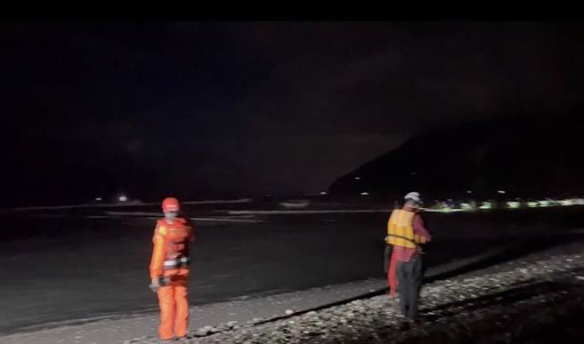 海巡署调派100吨海巡艇至现场救援及空勤总队空侦机前往，而宜兰县消防员也派员漏夜搜救。（海巡署提供／吴佩蓉宜兰传真）