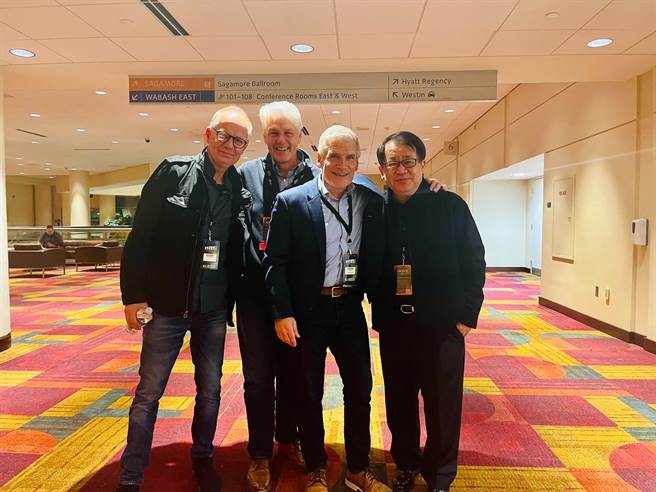 擊樂家朱宗慶（右一）、國際打擊樂藝術協會會長邁克爾．伯里特（Michael Burritt，右二）在世界打擊樂年會相見歡。（朱宗慶打擊樂團提供）