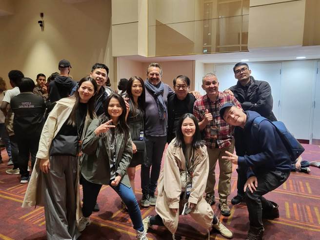 前法國巴黎管絃樂團定音鼓首席菲德列克．馬卡赫（Frederic Macarez，後排左三），在會場與朱宗慶打擊樂團創辦人朱宗慶、資深團員吳珮菁等人相見歡，他表示朱宗慶打擊樂團的表現在國際上有目共睹，在他心目中是神話般的存在。（李欣恬攝）