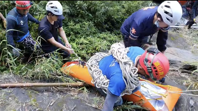 张姓男子到太鲁湾溪溪降，坠落30米深谷死亡。（仁爱消防分队提供／廖志晃南投传真）