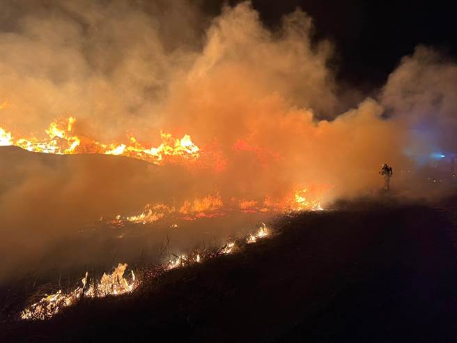 台南市學甲掩埋場今天晚間發生火災，市府環保局表示，本次起火處為等待破碎的廢樹枝，目前火勢已獲控制。（讀者提供／張毓翎台南傳真）