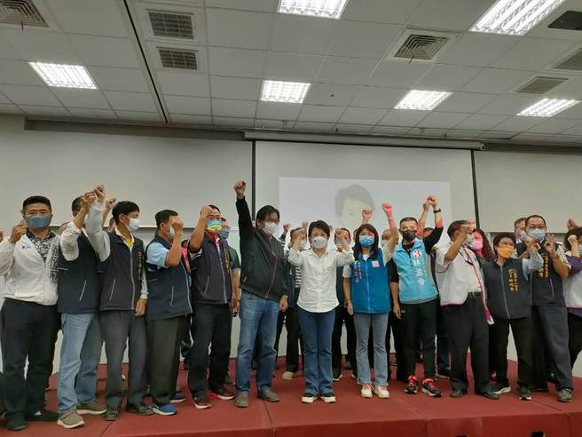 台中市长卢秀燕10日龙井区农会举办市政说明会，她表示，龙井是她胜利的福地，4年前在这里承诺乡亲的她有说到做到。（潘虹恩摄）