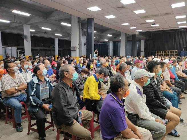 台中市长卢秀燕10日起向市府告假，启动选战模式，晚间来到龙井区农会举办市政说明会，现场涌入大批乡亲支持。（潘虹恩摄）