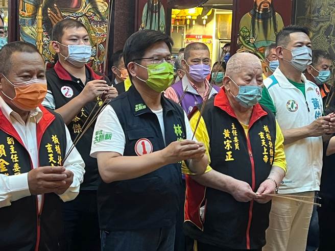 林佳龙今晚到板桥北极坛参香及户外开讲。（王扬杰摄）