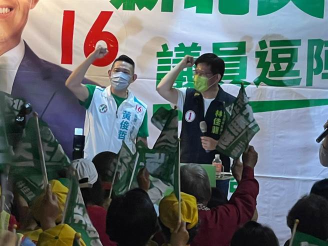 林佳龙今晚到板桥北极坛参香及户外开讲。（王扬杰摄）