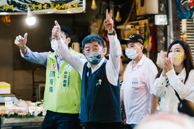 民進黨台北市長候選人陳時中今到饒河夜市掃街拜票卻遇嗆聲。（圖為陳時中日前赴萬華區富民市場掃街。/中時資料照）