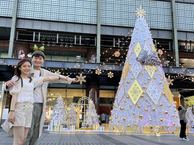 新光三越台中中港店在一楼水舞广场打造全台最梦幻的「魔幻森林 金灿耶诞城」。图／曾丽芳