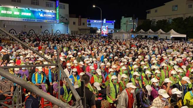 民進黨今晚在觀音造勢，現場湧入近萬人。（蔡明亘攝）