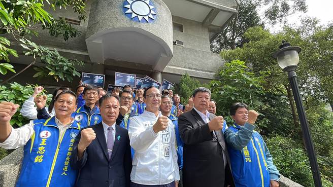 眾人同框高喊「国民党，胜利！」（朱立伦办公室提供／李奇叡连江传真）