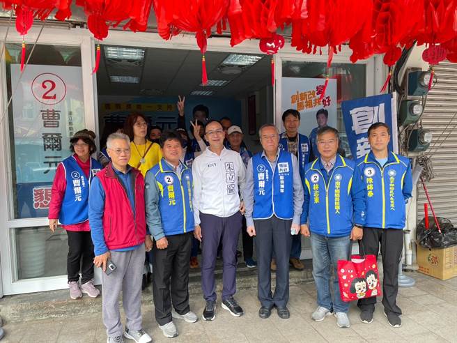朱立伦、立委陈雪生今早赶抵马祖，先前往国民党连江县长候选人曹尔元的竞选总部助选。（朱立伦办公室提供／李奇叡连江传真）
