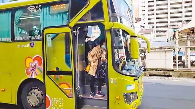 國民黨基隆市長候選人謝國樑9日強調國道客運2088路線是前台北市長郝龍斌爭取，遭民進黨基隆市長候選人蔡適應直指客運2016年通車，郝龍斌卸任台北市長已近2年也不是立委，要如何能爭取。（張志康攝）