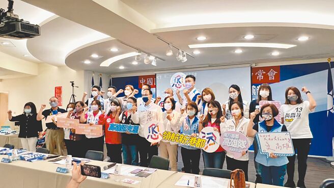 国民党行动中常会9日移师高雄，党主席朱立伦（前排右六）率领眾人高喊「柯志恩冻蒜」、「议员全垒打」。（柯宗纬摄）