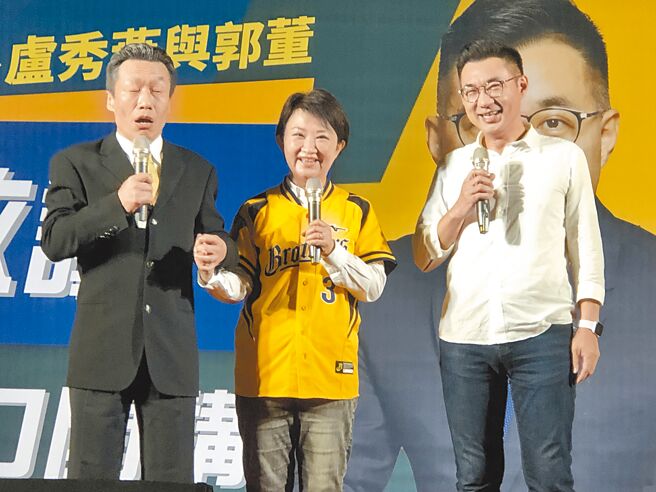 立委江啟臣網路節目「鄉民啟議」，邀請到模仿「郭董」相似度百分百的藝人郭子乾，與盧秀燕精彩過招。（陳世宗攝）