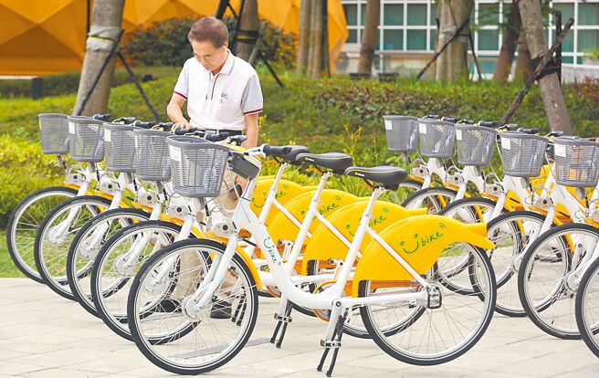 國民黨台北市長候選人蔣萬安喊出當選後恢復YouBike前半小時免費騎乘，希望提高公共運輸使用率，達到節能減碳目標。（本報資料照片）