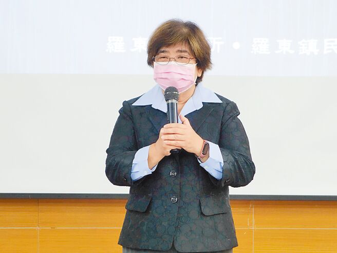 国民党罗东镇长吴秋龄力拚连任，面对民进党候选人黄适超挑战。图为吴秋龄出席艺术联展。（罗东镇公所提供／李忠一宜兰传真）